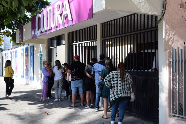 Duermen afuera de la taquilla para boletos del Carnaval Mazatlán