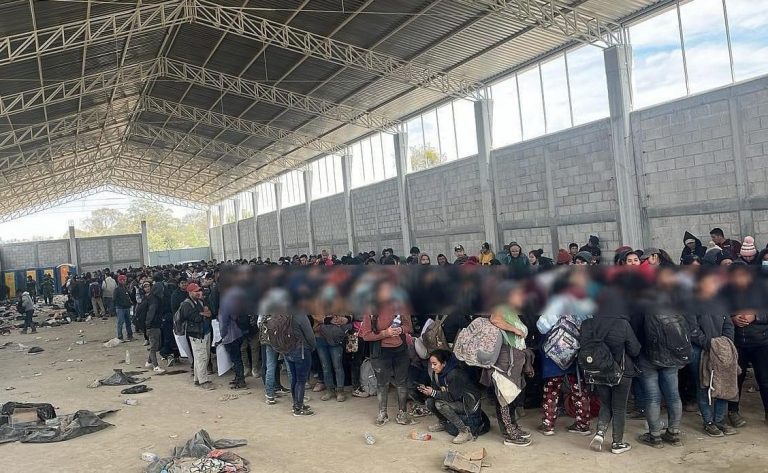 Rescatan a 726 migrantes en una bodega de Tlaxcala