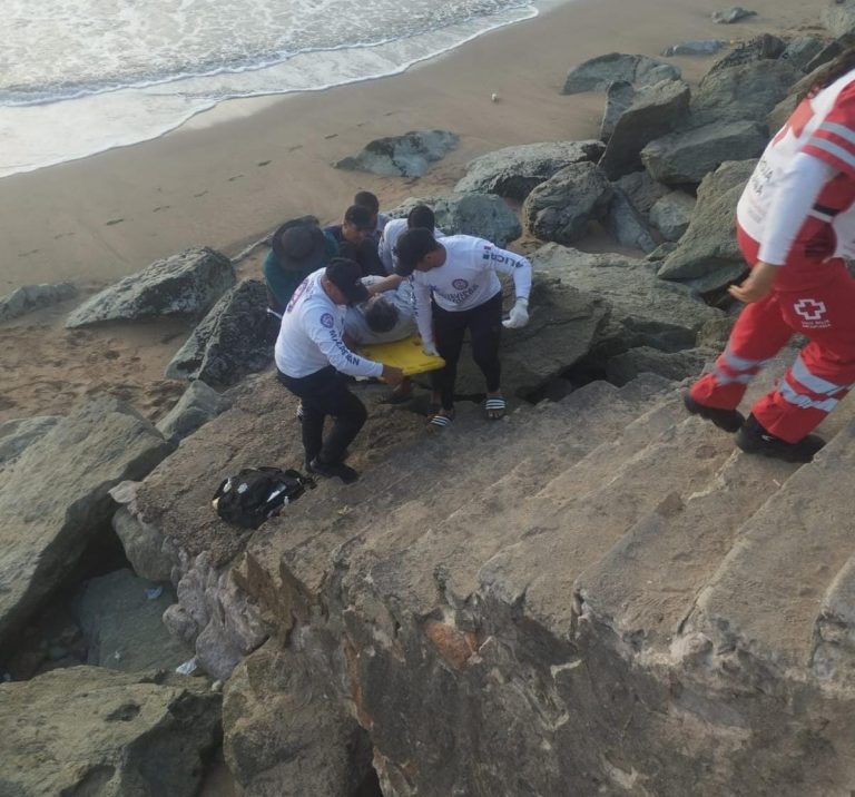 Cae turista a área rocosa en malecón de Mazatlán