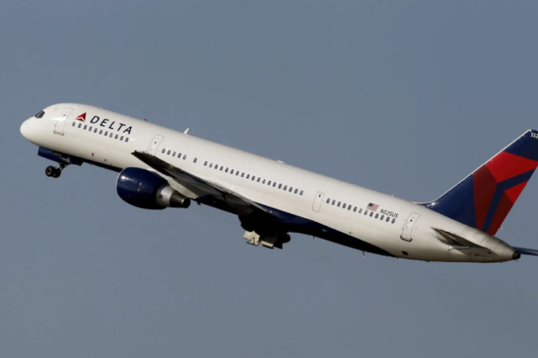 Pierde Boeing 757 rueda frontal antes de despegar en EU