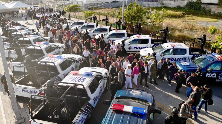 Cambia Mazatlán rótulos a patrullas, por razón política
