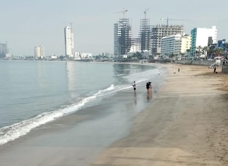Despejado de neblina y oleaje tranquilo, así Mazatlán