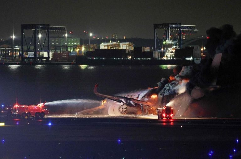 Mueren cinco tras choque de aviones en Tokio