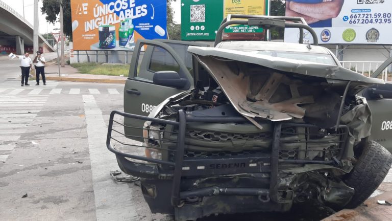 Suman 6 heridos tras choque de camioneta militar y sedán