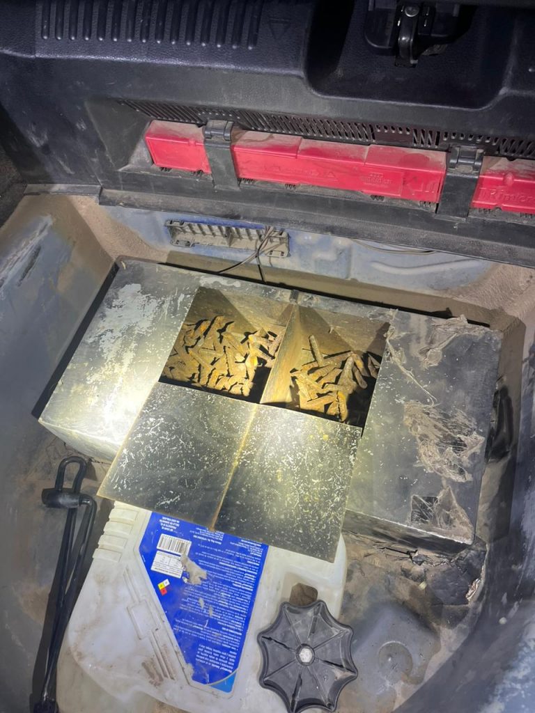 Aseguran a civiles, vehículo y droga