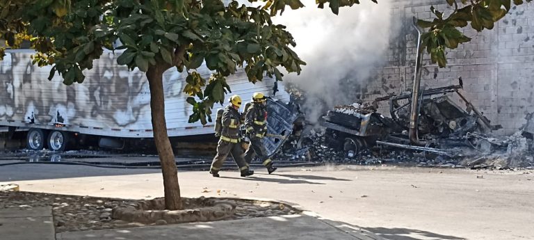 Consume incendio bodega de fármacos en Culiacán