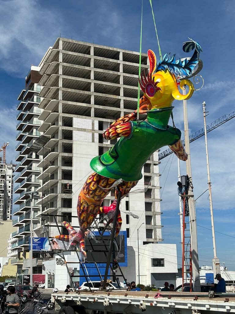 Llegan al malecón los monigotes de Carnaval