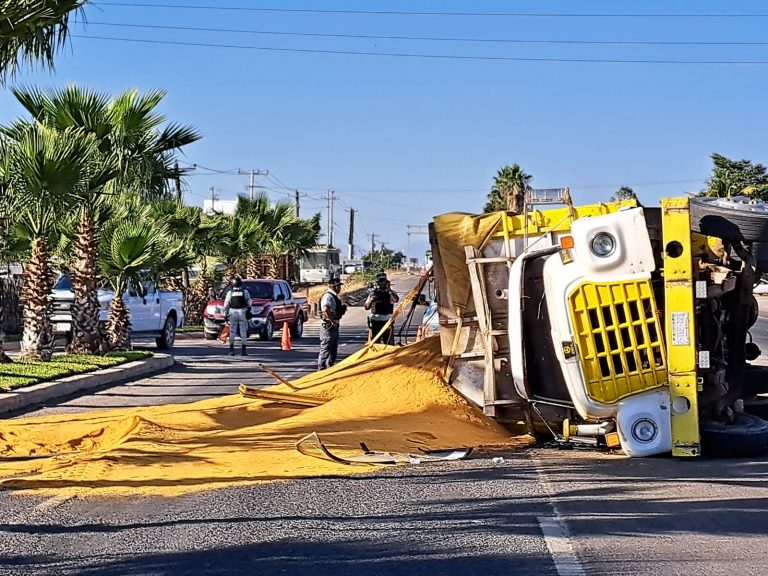Cierran la México 15 al sur por volcadura de torton