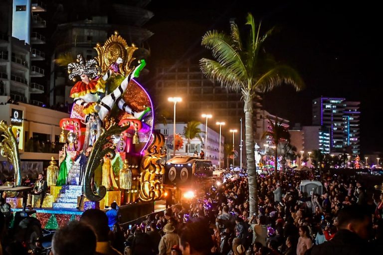 Reúne primer desfile de Carnaval a 600 mil en malecón