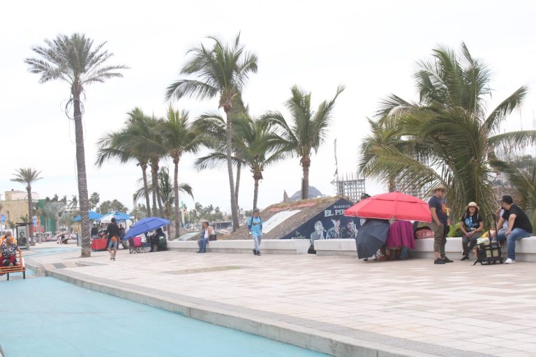 Retiran en malecón ‘campamentos’ por apartados para desfile