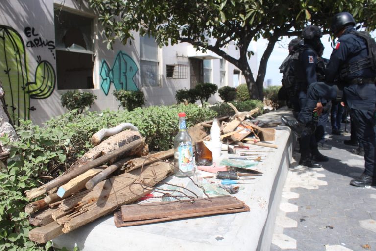 Retiran puntas y cristales durante Carnaval en Olas Altas