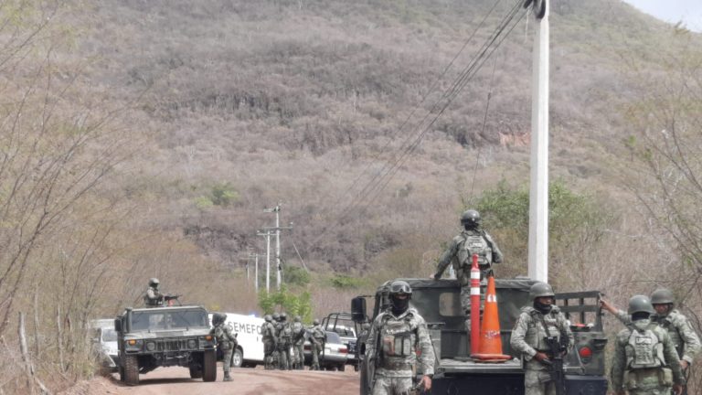 Estaba envuelto en una cobija y una cartulina en el pecho