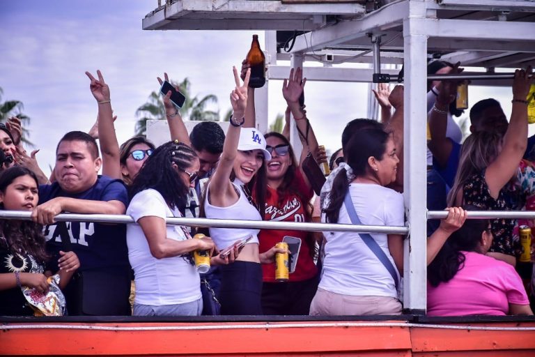 Atribuyen récord de turistas en Carnaval al futbol y cruceros