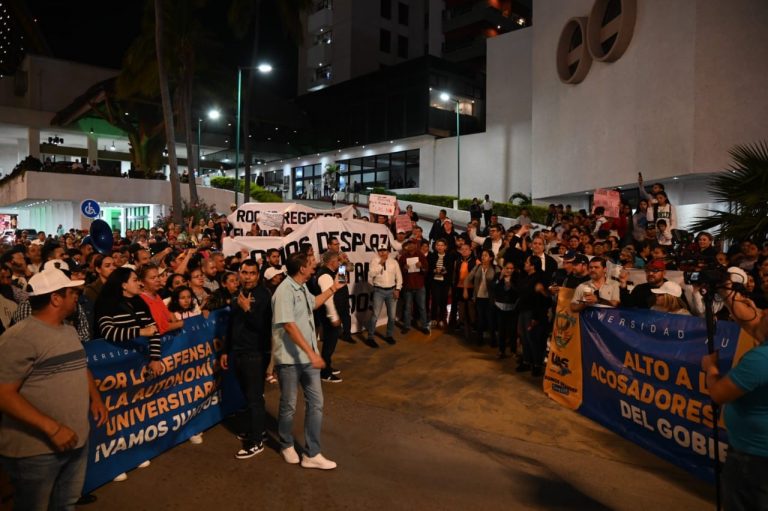 Llama AMLO al diálogo ante la Secretaría de Gobernación