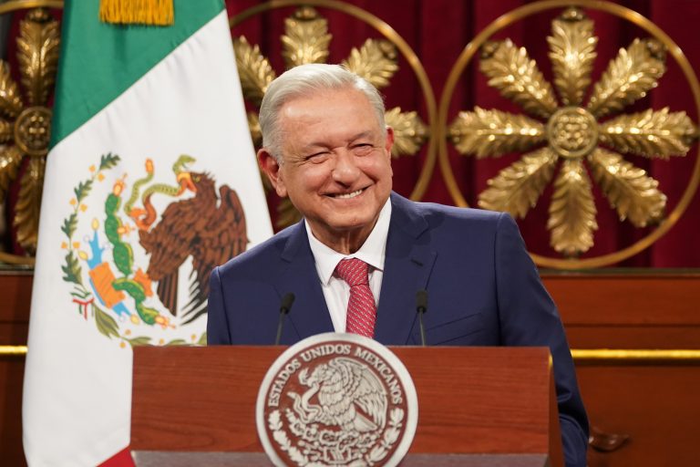 Presenta AMLO 20 iniciativas de reforma a la Constitución