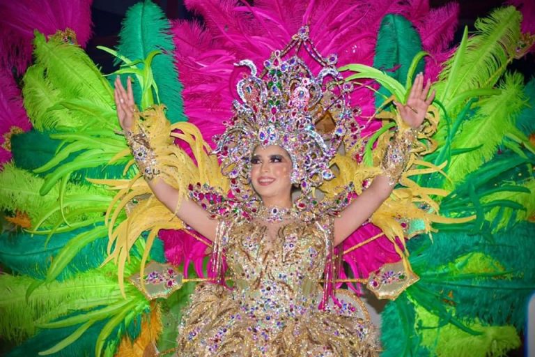 Coronan a Marla Guadalupe I, reina de los Juegos Florales del Carnaval Guamúchil 2024