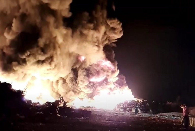 Arde depósito de llantas del basurón de Culiacán