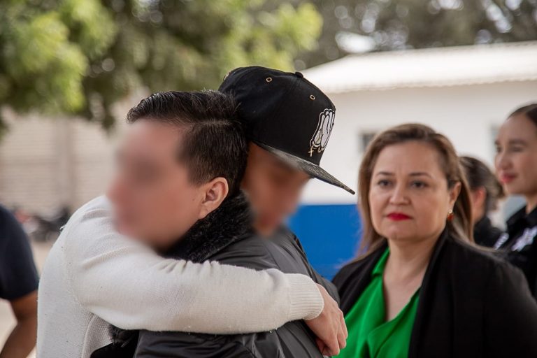 Tras 14 años de búsqueda, mujer se reencuentra con sus hijos