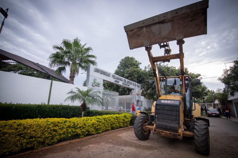 Pavimentan calle a UPES después de 40 años