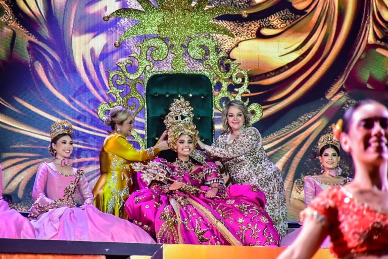 Coronan a Carolina III, Reina del Carnaval de Mazatlán