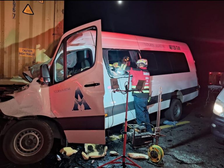 Mueren 9 tras chocar camioneta contra tráiler en SLP