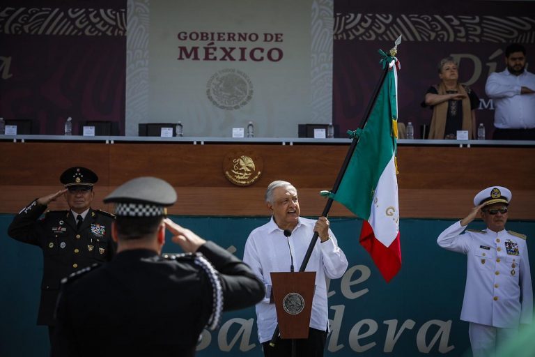 Conmemora AMLO el Día de la Bandera desde Mazatlán