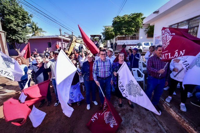 Arranca pavimentación de la calle Margarita en la Flores Magón