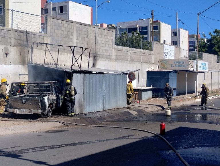 Se quema camioneta tras chocar contra negocio