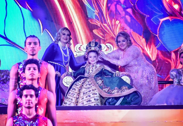 María Paula I es coronada como Reina Infantil en Mazatlán