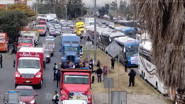 ‘Nos están matando’; bloquean transportistas carreteras