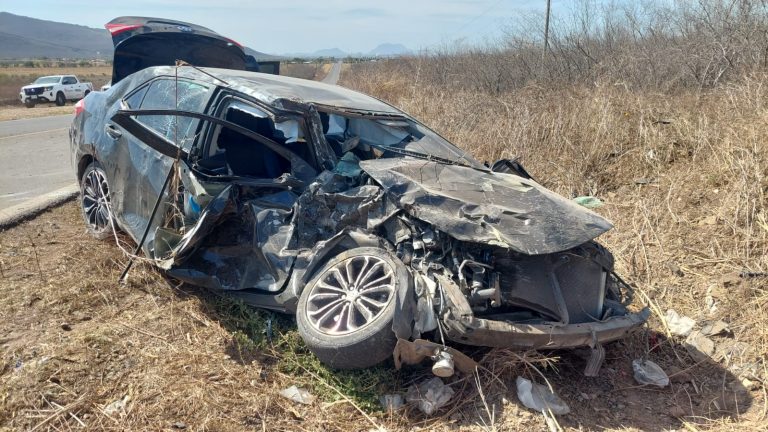 Deja dos heridos graves choque frontal de autos en Sanalona