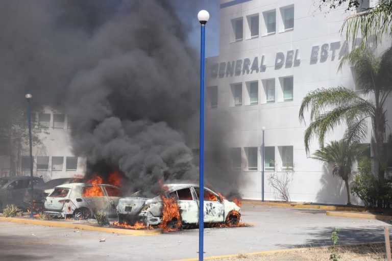 Atacan normalistas FGE Guerrero e incendian autos
