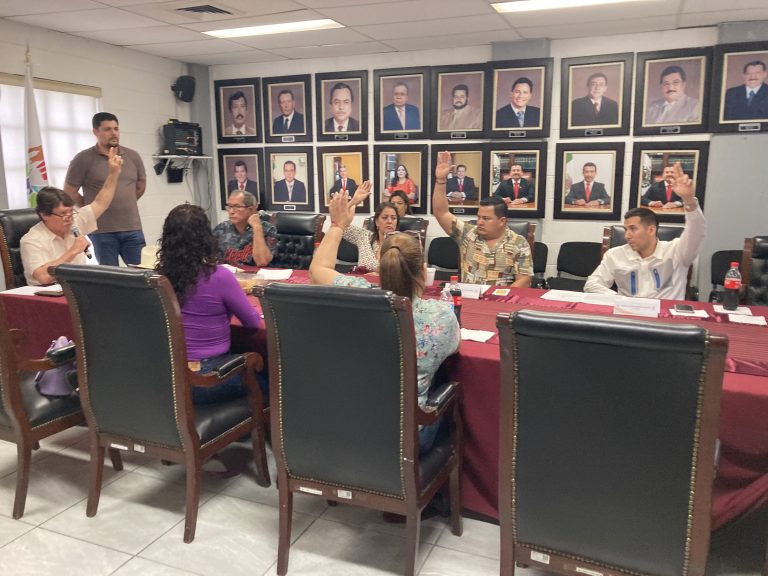 Reculan regidores de Navolato y conceden licencia a morenista