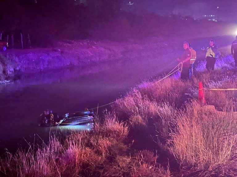 Suman 7 muertos al caer familia a canal en Ahome