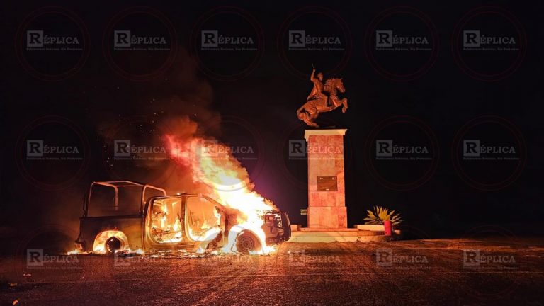 Sepulta a normalista y queman dos patrullas de la GN