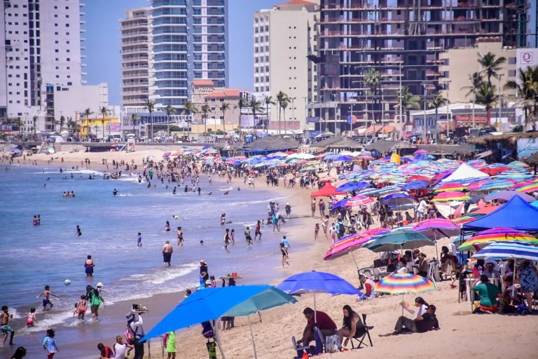 Luce Mazatlán repleto… con advertencias en playa
