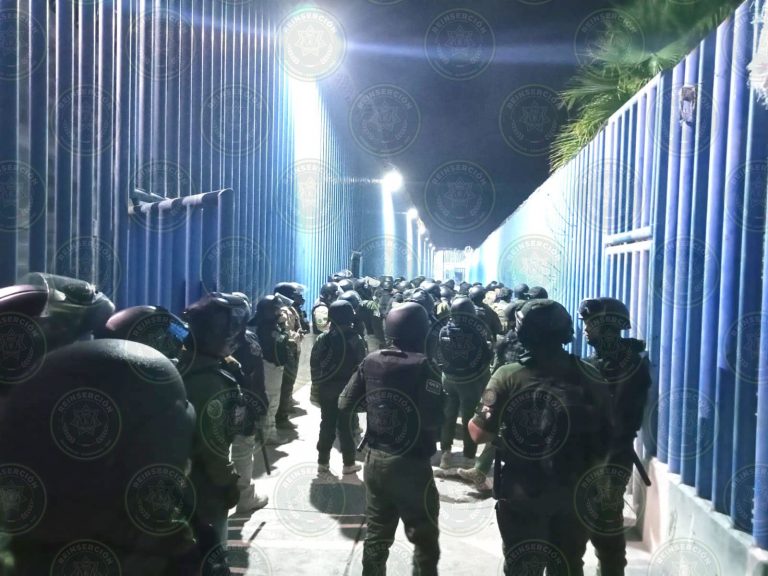 Mueren dos policías y un interno tras motín en penal de SLP