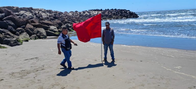 Arrancan Ponce vacaciones con bandera roja en playa