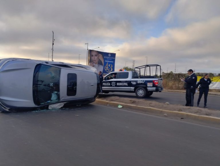 Vuelca joven en camioneta sobre Las Torres