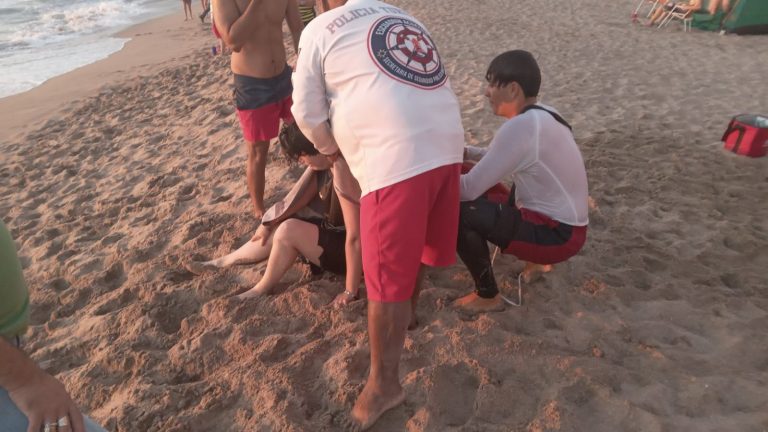 Rescatan a 4 turistas de morir ahogados en Mazatlán