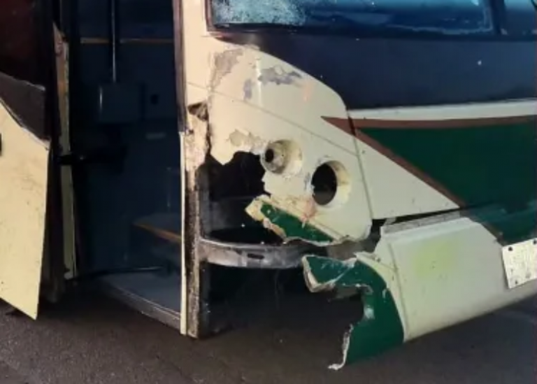 Dejan un muerto y una herida choque de autobús y moto