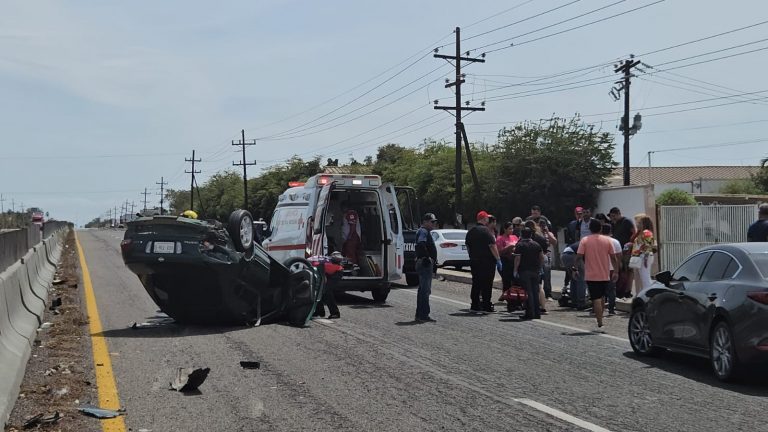 Resultan 4 heridos al volcar auto tras ponchadura de llanta