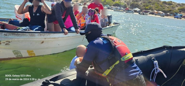 Rescatan a turista tras caer de lancha en Médano Blanco