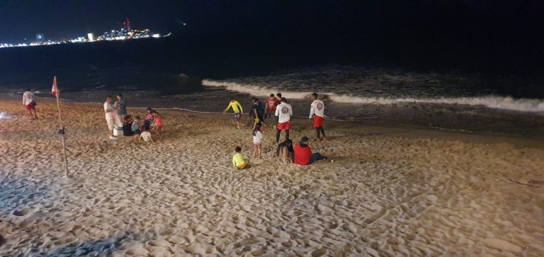Rescatan a niña jalada por el mar en un inflable