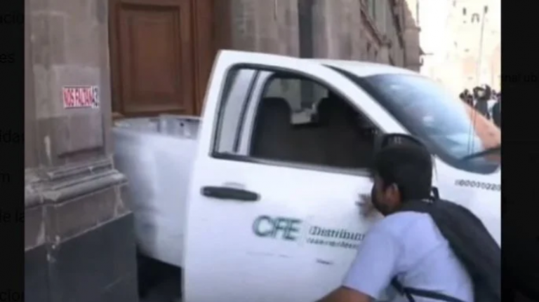 Normalistas tiran puerta de Palacio Nacional