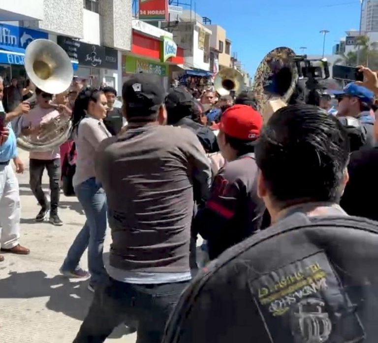 Se enfrentan durante protesta bandas y policías en Mazatlán
