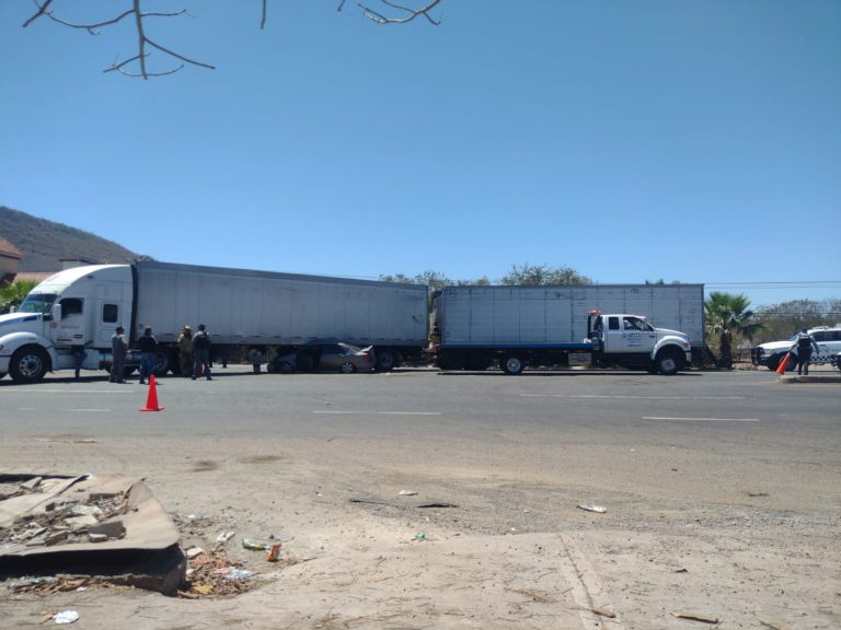 La ‘libra’ conductor en choque contra tráiler