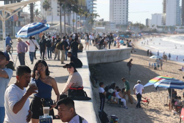 Abarrotan malecón para observar el eclipse