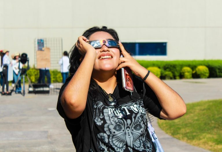 Checa aquí los lentes correctos para eclipse solar