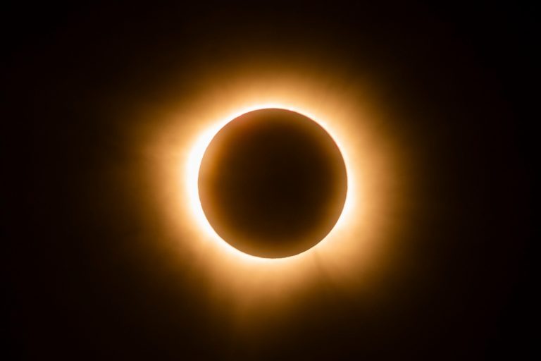 AMLO y Rocha observan el eclipse solar desde Mazatlán